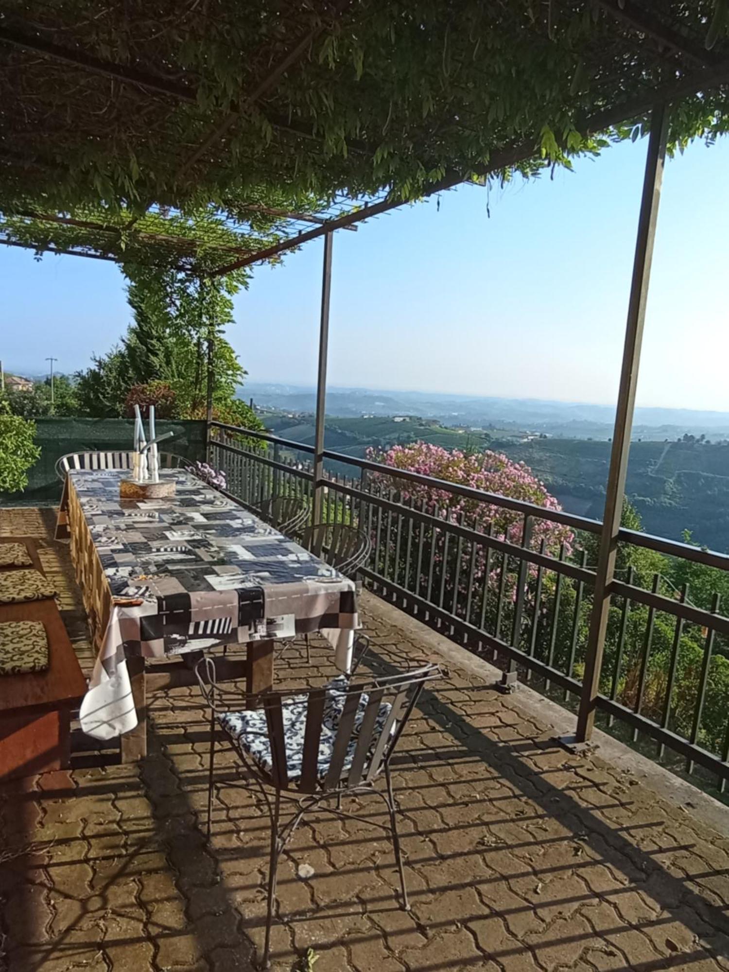 Casa Vacanza Il Colle Del Vento Calosso Luaran gambar