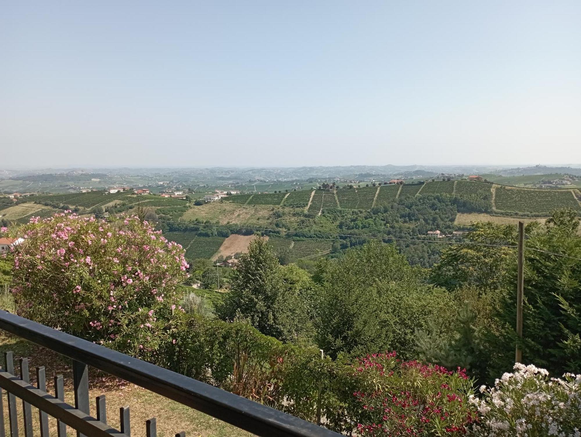 Casa Vacanza Il Colle Del Vento Calosso Luaran gambar